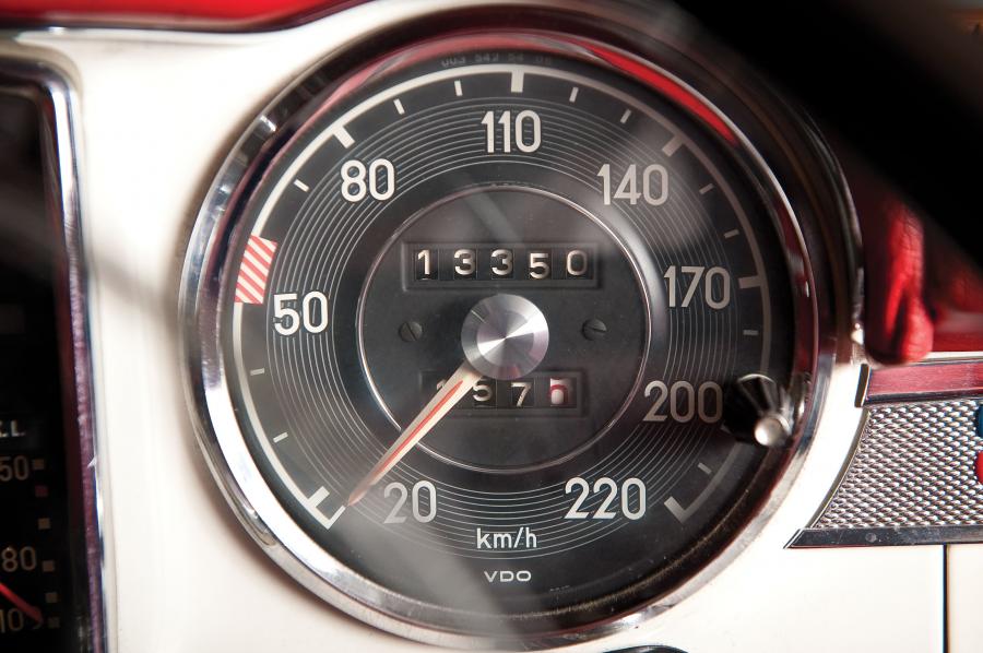  Mercedes-Benz 230 SL Roadster 1963 года  (фото 5 из 11)